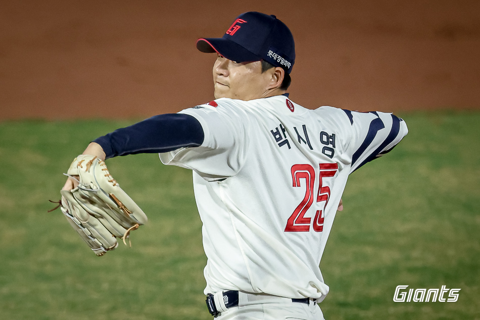 롯데 투수 박시영은 9일 사직구장에서 열린 '2025 신한 SOL Bank KBO 리그' KIA와 정규시즌 1차전 맞대결에서 구원 등판했다. 1665일 만에 롯데 복귀전을 치러 ⅔이닝 무실점으로 강렬한 인상을 남겼다. 그는 롯데 불펜에 단비가 될 수 있을까. 롯데 자이언츠