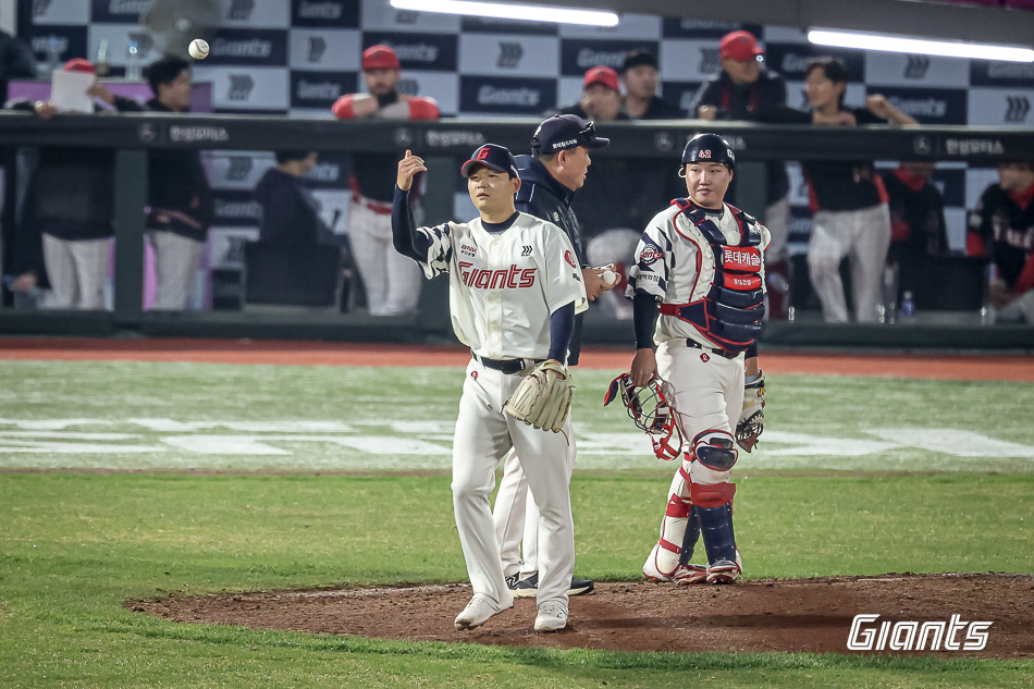 롯데 투수 박시영(왼쪽)은 9일 사직구장에서 열린 '2025 신한 SOL Bank KBO 리그' KIA와 정규시즌 1차전 맞대결에서 구원 등판했다. 1665일 만에 롯데 복귀전을 치러 ⅔이닝 무실점으로 강렬한 인상을 남겼다. 그는 롯데 불펜에 단비가 될 수 있을까. 롯데 자이언츠