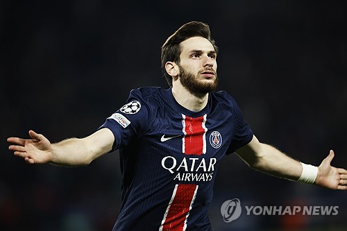 루이스 엔리케 감독이 이끄는 PSG가 10일(한국시간) 프랑스 파리에 있는 파르크 데 프랭스에서 열린 애스턴 빌라(잉글랜드)와의 2024-2025시즌 유럽축구연맹(UEFA) 챔피언스리그 8강 1차전에서 3-1 역전승을 거뒀다. 팀은 승리했지만, 이날 교체 명단에 이름을 올린 이강인은 교체 카드로 활용되지 못해 벤치에서 경기를 지켜봤다. 연합뉴스