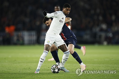 PSG가 10일(한국시간) 프랑스 파리에 있는 파르크 데 프랭스에서 열린 애스턴 빌라와의 2024-2025시즌 유럽축구연맹(UEFA) 챔피언스리그 8강 1차전에서 흐비차 크바라첼리아의 역전 골에 힘입어 3-1로 승리했다. 연합뉴스