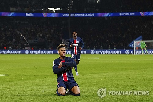 PSG가 10일(한국시간) 프랑스 파리에 있는 파르크 데 프랭스에서 열린 애스턴 빌라와의 2024-2025시즌 유럽축구연맹(UEFA) 챔피언스리그 8강 1차전에서 흐비차 크바라첼리아의 역전 골에 힘입어 3-1로 승리했다. 연합뉴스