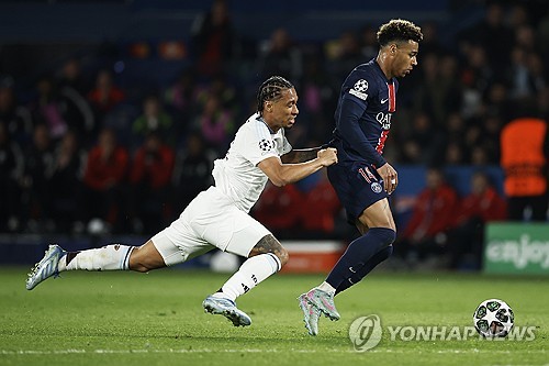 PSG가 10일(한국시간) 프랑스 파리에 있는 파르크 데 프랭스에서 열린 애스턴 빌라와의 2024-2025시즌 유럽축구연맹(UEFA) 챔피언스리그 8강 1차전에서 흐비차 크바라첼리아의 역전 골에 힘입어 3-1로 승리했다. 연합뉴스