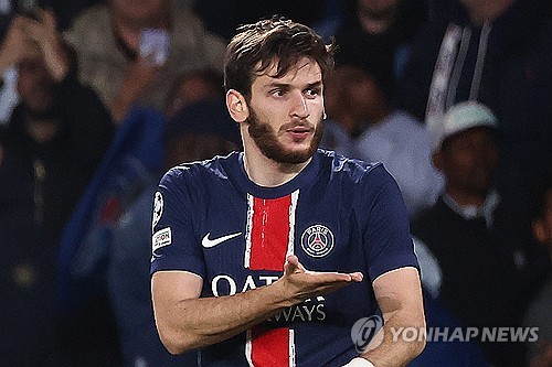PSG가 10일(한국시간) 프랑스 파리에 있는 파르크 데 프랭스에서 열린 애스턴 빌라와의 2024-2025시즌 유럽축구연맹(UEFA) 챔피언스리그 8강 1차전에서 흐비차 크바라첼리아의 역전 골에 힘입어 3-1로 승리했다. 연합뉴스