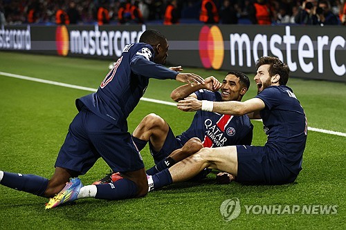 PSG가 10일(한국시간) 프랑스 파리에 있는 파르크 데 프랭스에서 열린 애스턴 빌라와의 2024-2025시즌 유럽축구연맹(UEFA) 챔피언스리그 8강 1차전에서 흐비차 크바라첼리아의 역전 골에 힘입어 3-1로 승리했다. 연합뉴스
