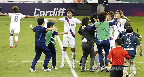 영국 정론지 '가디언'이 10일(한국시간) 오는 2028년 열리는 LA 올림픽에서 남녀 축구 출전팀 숫자에 변화가 있다고 전했다. 매체에 따르면 IOC는 이러한 결정을 한 배경으로 특히 미국에서 급격히 증가하는 여자 팀 스포츠 인구의 증가를 꼽았으며 대회 포맷의 변화가 이러한 급격한 성장을 반영한다고 밝혔다. 연합뉴스
