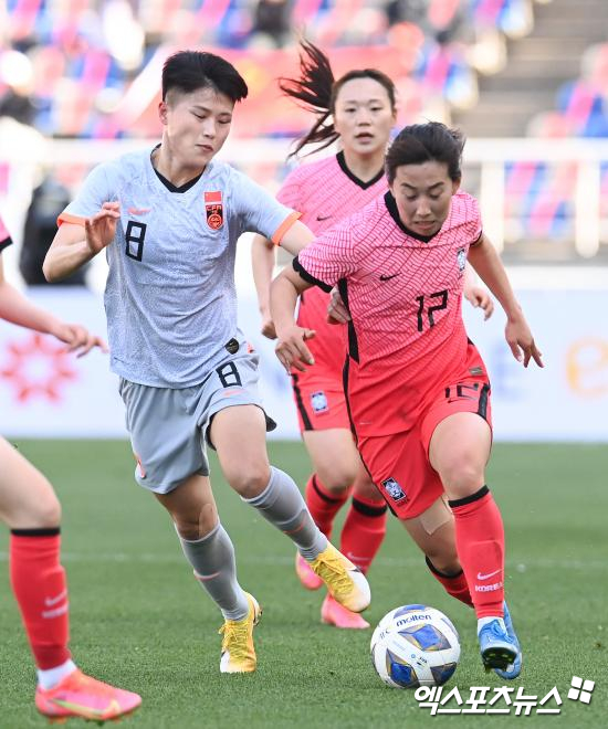 영국 정론지 '가디언'이 10일(한국시간) 오는 2028년 열리는 LA 올림픽에서 남녀 축구 출전팀 숫자에 변화가 있다고 전했다. 매체에 따르면 IOC는 이러한 결정을 한 배경으로 특히 미국에서 급격히 증가하는 여자 팀 스포츠 인구의 증가를 꼽았으며 대회 포맷의 변화가 이러한 급격한 성장을 반영한다고 밝혔다. 엑스포츠뉴스DB