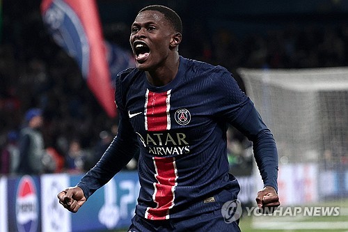 루이스 엔리케 감독이 이끄는 PSG가 10일(한국시간) 프랑스 파리에 있는 파르크 데 프랭스에서 열린 애스턴 빌라(잉글랜드)와의 2024-2025시즌 유럽축구연맹(UEFA) 챔피언스리그 8강 1차전에서 3-1 역전승을 거뒀다. 팀은 승리했지만, 이날 교체 명단에 이름을 올린 이강인은 교체 카드로 활용되지 못해 벤치에서 경기를 지켜봤다. 연합뉴스