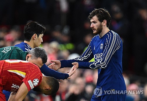 루이스 엔리케 감독이 이끄는 PSG가 10일(한국시간) 프랑스 파리에 있는 파르크 데 프랭스에서 열린 애스턴 빌라(잉글랜드)와의 2024-2025시즌 유럽축구연맹(UEFA) 챔피언스리그 8강 1차전에서 3-1 역전승을 거뒀다. 팀은 승리했지만, 이날 교체 명단에 이름을 올린 이강인은 교체 카드로 활용되지 못해 벤치에서 경기를 지켜봤다. 연합뉴스