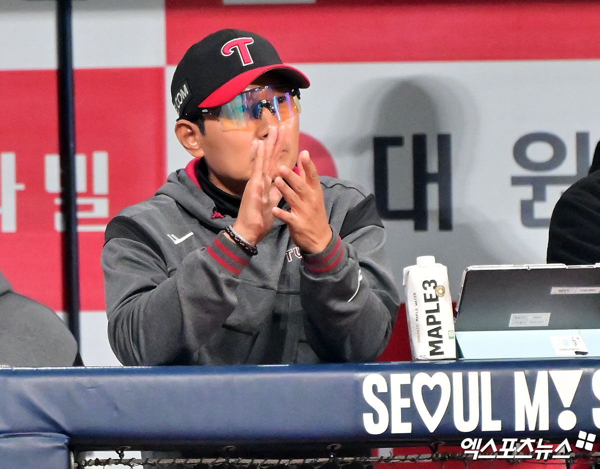 염경엽 감독이 이끄는 LG 트윈스가 10일 서울 고척스카이돔에서 열리는 2025 신한 SOL Bank KBO리그 키움 히어로즈와 팀 간 3차전에서 주중 3연전 위닝 시리즈에 도전한다. 사진 엑스포츠뉴스 DB