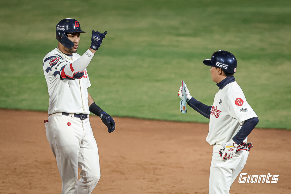 롯데 외야수 레이예스(왼쪽)는 10일 사직구장에서 열린 '2025 신한 SOL Bank KBO 리그' KIA와 주중 3연전 마지막 경기에서 4번타자 우익수로 선발 출전했다. 2회말 희생플라이와 7회말 2루타로 공격에 활력을 불어넣었다. 롯데 자이언츠