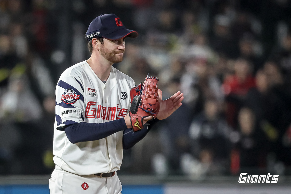 롯데 투수 반즈는 10일 사직구장에서 열린 '2025 신한 SOL Bank KBO 리그' KIA와 주중 3연전 마지막 경기에서 선발 등판했다. 경기 중반 흔들렸지만, 5이닝 3실점으로 승리 투수가 됐다. 롯데 자이언츠