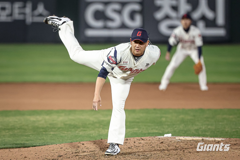 롯데 투수 김상수는 10일 사직구장에서 열린 '2025 신한 SOL Bank KBO 리그' KIA와 주중 3연전 마지막 경기에서 구원 등판했다. 1⅓이닝 무실점으로 상대 타선을 제압하며 팀 승리에 힘을 보탰다. 롯데 자이언츠 
