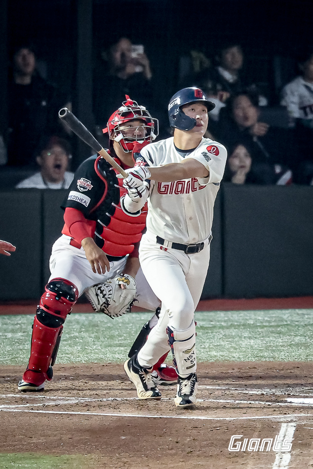 롯데 내야수 나승엽은 10일 사직구장에서 열린 '2025 신한 SOL Bank KBO 리그' KIA와 주중 3연전 마지막 경기에서 7번타자 1루수로 선발 출전했다. 2회말 선취점을 안겨주는 3점포를 쏘아 올려 공격에 활력을 불어넣었다. 롯데 자이언츠
