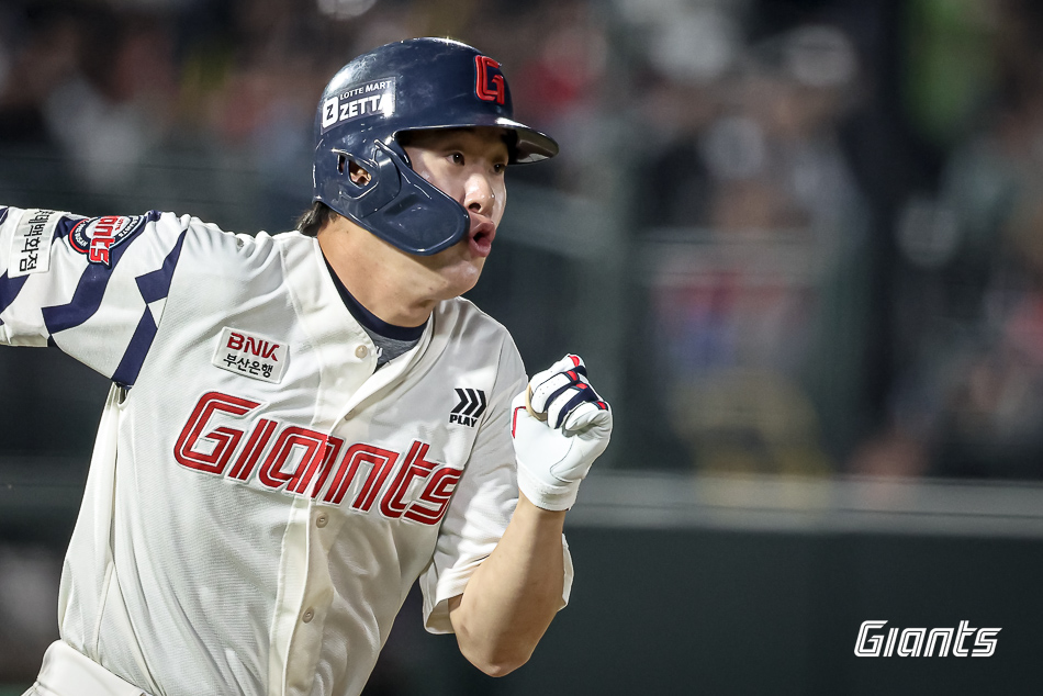 롯데 내야수 나승엽은 10일 사직구장에서 열린 '2025 신한 SOL Bank KBO 리그' KIA와 주중 3연전 마지막 경기에서 7번타자 1루수로 선발 출전했다. 2회말 선취점을 안겨주는 3점포를 쏘아 올려 공격에 활력을 불어넣었다. 롯데 자이언츠