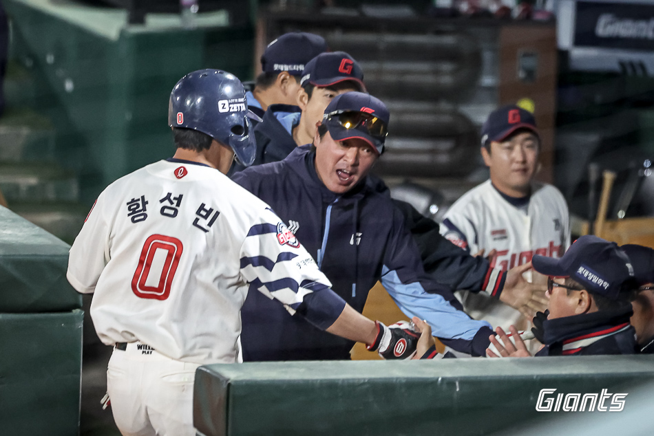 롯데 외야수 황성빈(0번)은 10일 사직구장에서 열린 '2025 신한 SOL Bank KBO 리그' KIA와 주중 3연전 마지막 경기에서 1번타자 중견수로 선발 출전했다. 8회말 승리에 쐐기를 박는 1타점 적시타를 쳐 공격에 활력을 불어넣었다. 롯데 자이언츠
