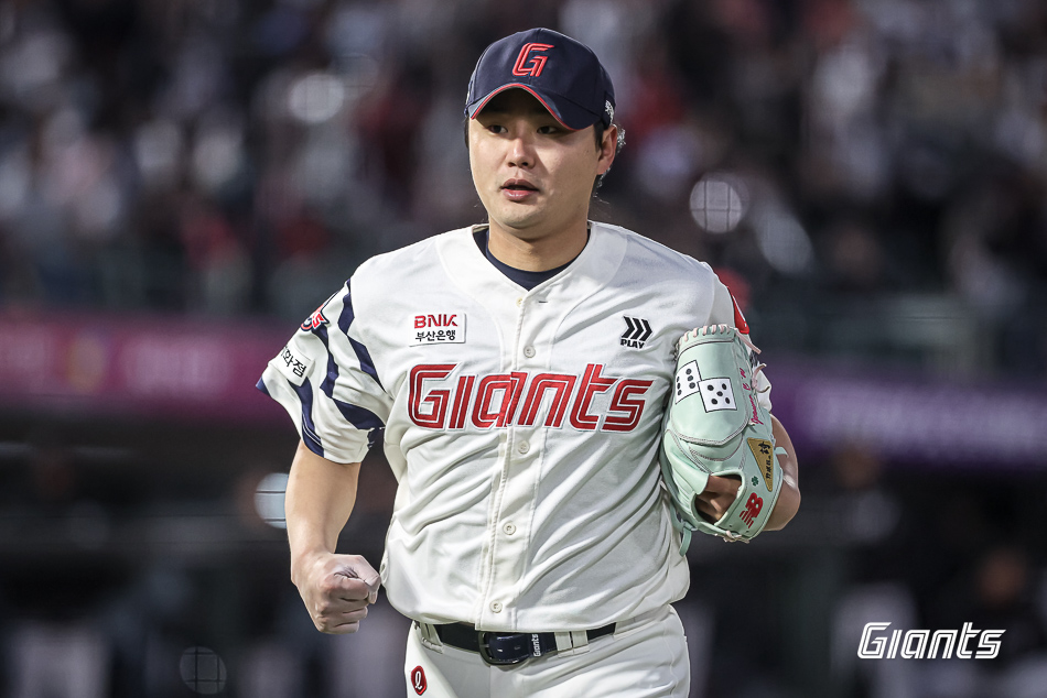 롯데 투수 정철원은 10일 사직구장에서 열린 '2025 신한 SOL Bank KBO 리그' KIA와 정규시즌 3차전에서 구원 등판했다. 최종 성적 1이닝 무실점으로 8-3 팀 승리를 지키며 시즌 6번째 홀드를 추가했다. 롯데 자이언츠