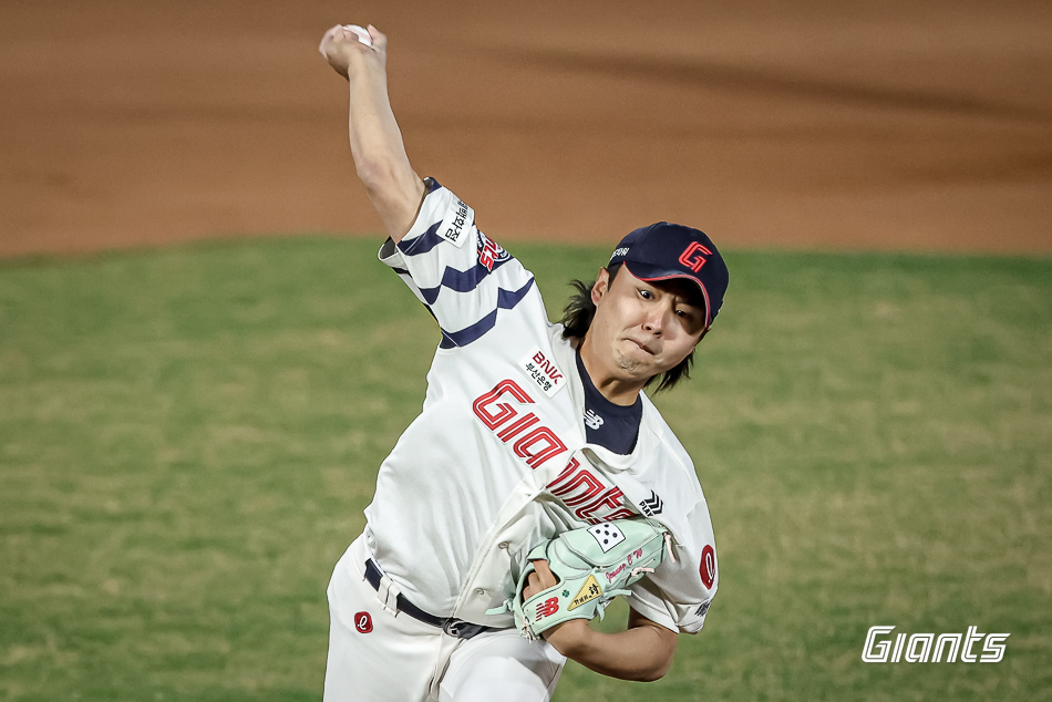 롯데 투수 정철원은 10일 사직구장에서 열린 '2025 신한 SOL Bank KBO 리그' KIA와 정규시즌 3차전에서 구원 등판했다. 최종 성적 1이닝 무실점으로 8-3 팀 승리를 지키며 시즌 6번째 홀드를 추가했다. 롯데 자이언츠