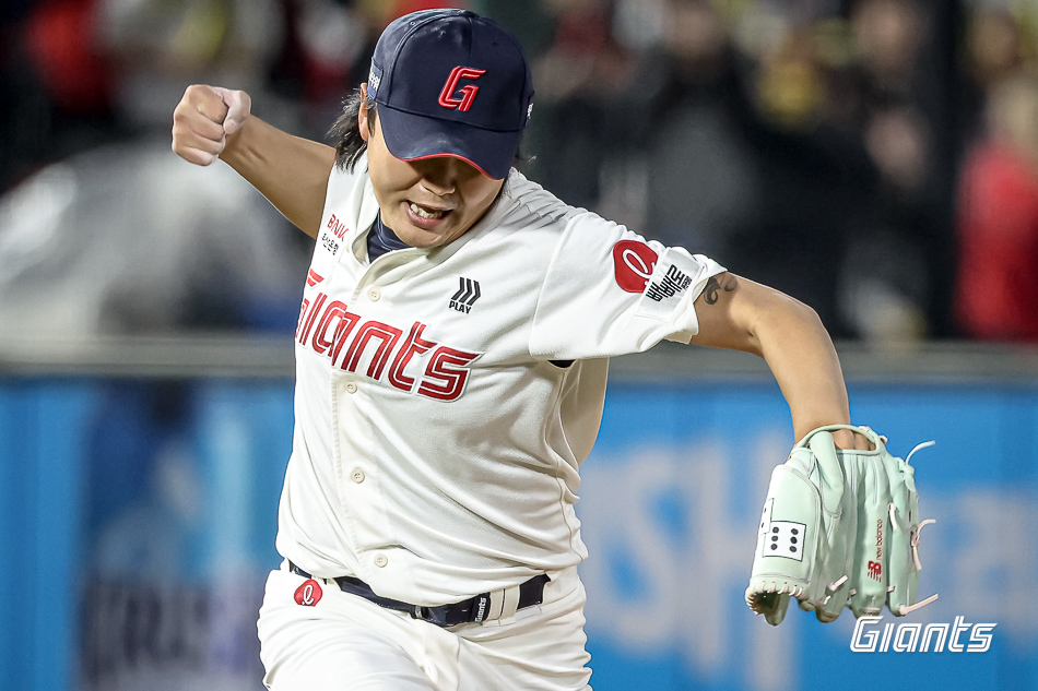 롯데 투수 정철원은 10일 사직구장에서 열린 '2025 신한 SOL Bank KBO 리그' KIA와 정규시즌 3차전에서 구원 등판했다. 최종 성적 1이닝 무실점으로 8-3 팀 승리를 지키며 시즌 6번째 홀드를 추가했다. 롯데 자이언츠