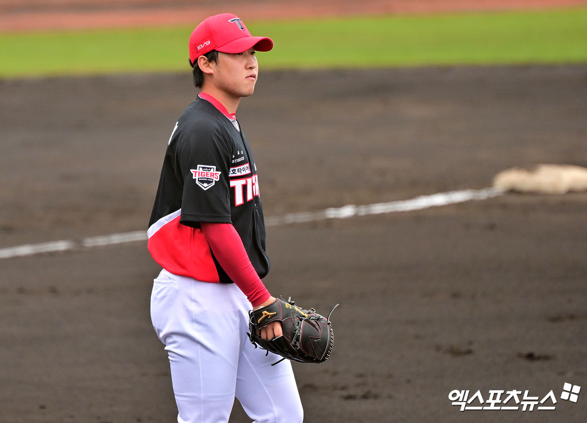 KIA 투수 윤영철은 10일 사직구장에서 열린 '2025 신한 SOL Bank KBO 리그' 롯데와 주중 3연전 마지막 경기에서 선발 등판했다. 2회말 급격하게 무너져 1이닝 6실점 해 패전 투수가 됐다. 엑스포츠뉴스 DB