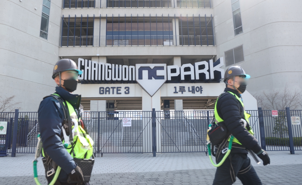 경찰이 지난달 29일 창원NC파크에서 일어난 구조물 추락 사고와 관련해 11일 오전부터 창원시, 창원시설공단, 창원NC파크 등 3곳에 대해 압수수색하고 있다. 연합뉴스