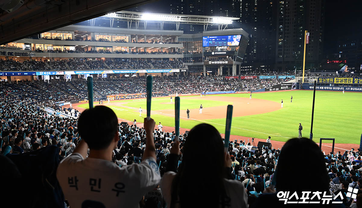 3일 오후 경상남도 창원NC파크에서 열린 '2023 신한은행 SOL KBO 포스트시즌' KT 위즈와 NC 다이노스의 플레이오프 4차전 경기, 17,400명의 만원 관중이 매진을 기록한 가운데 야구팬들이 열띤 응원을 펼치고 있다. 엑스포츠뉴스 DB
