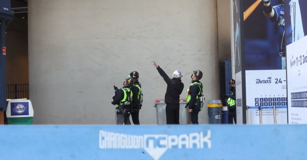경찰이 지난달 29일 창원NC파크에서 일어난 구조물 추락 사고와 관련해 11일 오전부터 창원시, 창원시설공단, 창원NC파크 등 3곳에 대해 압수수색하고 있다. 연합뉴스