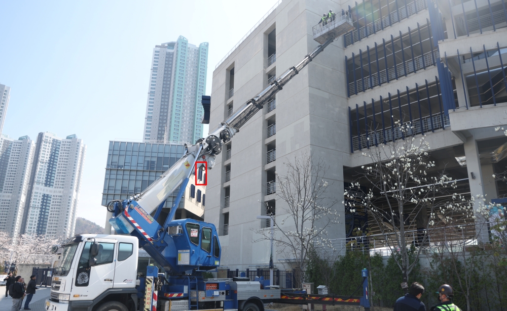 경찰이 지난달 29일 창원NC파크에서 일어난 구조물 추락 사고와 관련해 11일 오전부터 창원시, 창원시설공단, 창원NC파크 등 3곳에 대해 압수수색하고 있다. 연합뉴스