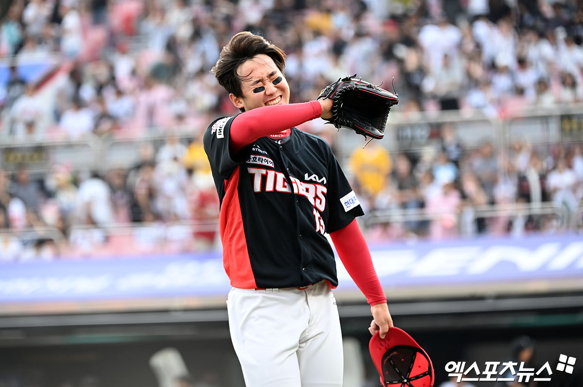 15일 오후 수원KT위즈파크에서 열린 '2024 신한 SOL Bank KBO리그' KIA 타이거즈와 KT 위즈의 경기, 5회말 수비를 마친 KIA 선발투수 윤영철이 더그아웃으로 향하고 있다. 엑스포츠뉴스 DB