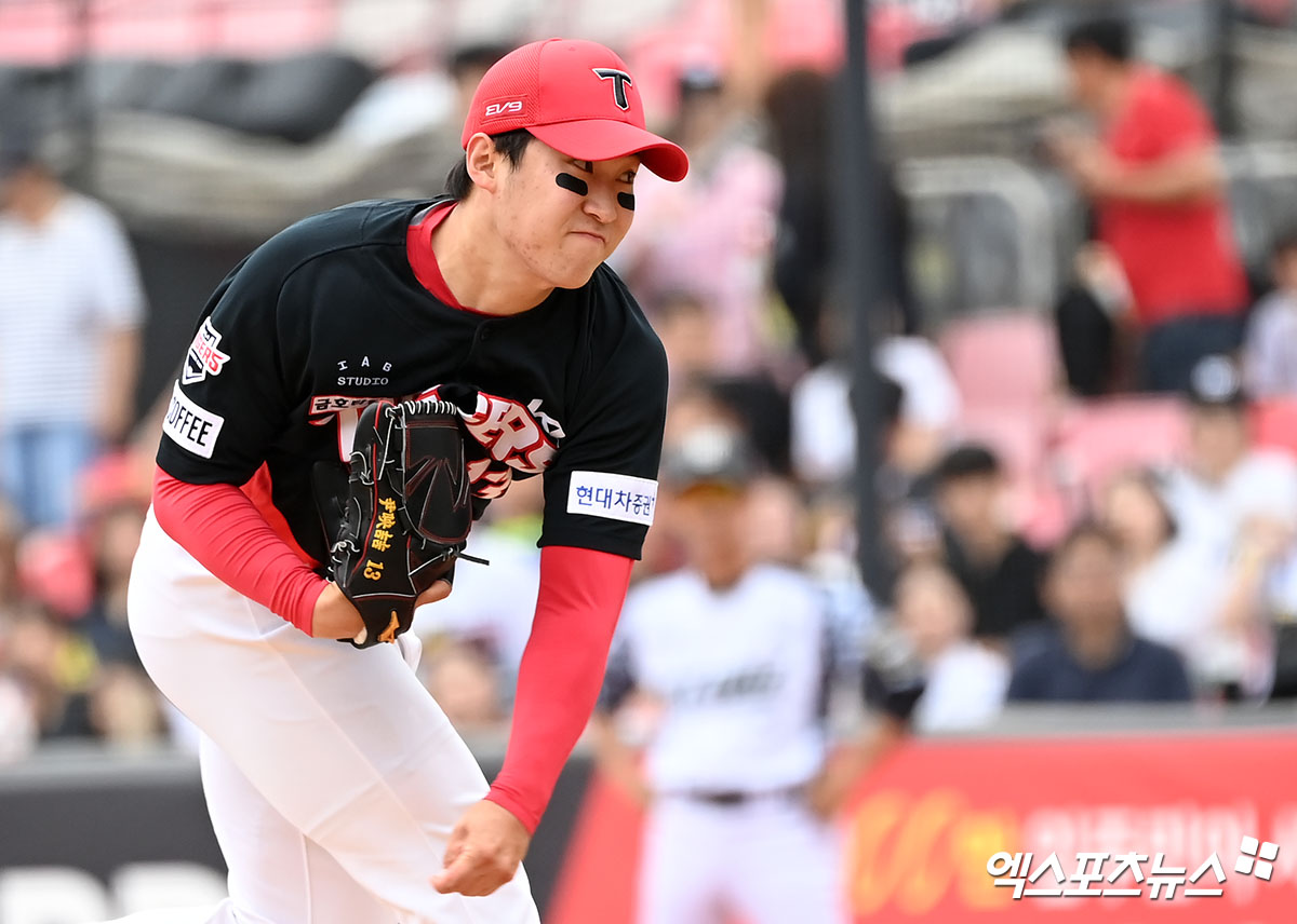 15일 오후 수원KT위즈파크에서 열린 '2024 신한 SOL Bank KBO리그' KIA 타이거즈와 KT 위즈의 경기, 1회말 KIA 선발투수 윤영철이 공을 힘차게 던지고 있다. 엑스포츠뉴스 DB