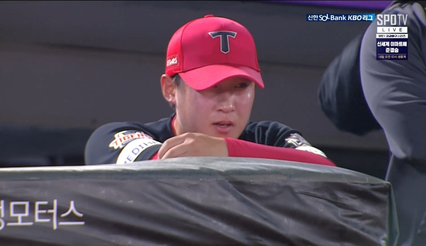 10일 오후 부산 사직야구장에서 열린 '2025 신한 SOL Bank KBO리그' KIA 타이거즈와 롯데 자이언츠의 경기, KIA 선발 윤영철이 교체 후 경기를 지켜보고 있다. SPOTV 중계화면 캡처