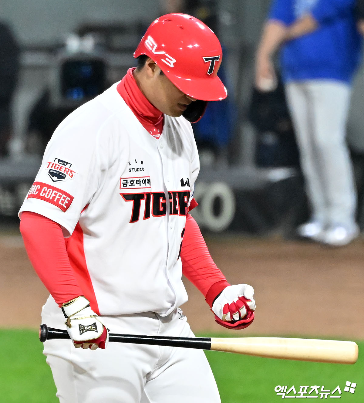 28일 오후 광주기아챔피언스필드에서 열린 '2024 신한 SOL Bank KBO 한국시리즈' 삼성 라이온즈와 KIA 타이거즈의 5차전 경기, 6회말 1사 3루 KIA 변우혁이 볼넷으로 출루하고 있다. 엑스포츠뉴스 DB