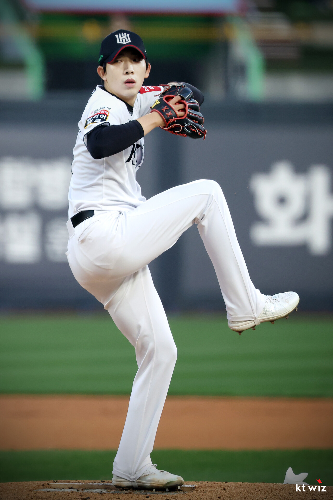 KT 위즈 오원석이 지난 10일 NC 다이노스전에 선발 등판해 투구하고 있다. KT 위즈