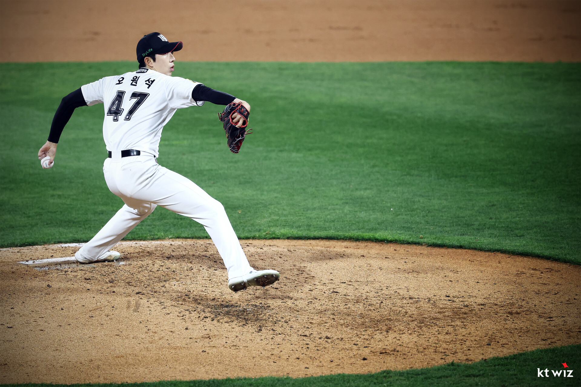 KT 위즈 오원석이 지난 10일 NC 다이노스전에 선발 등판해 투구하고 있다. KT 위즈