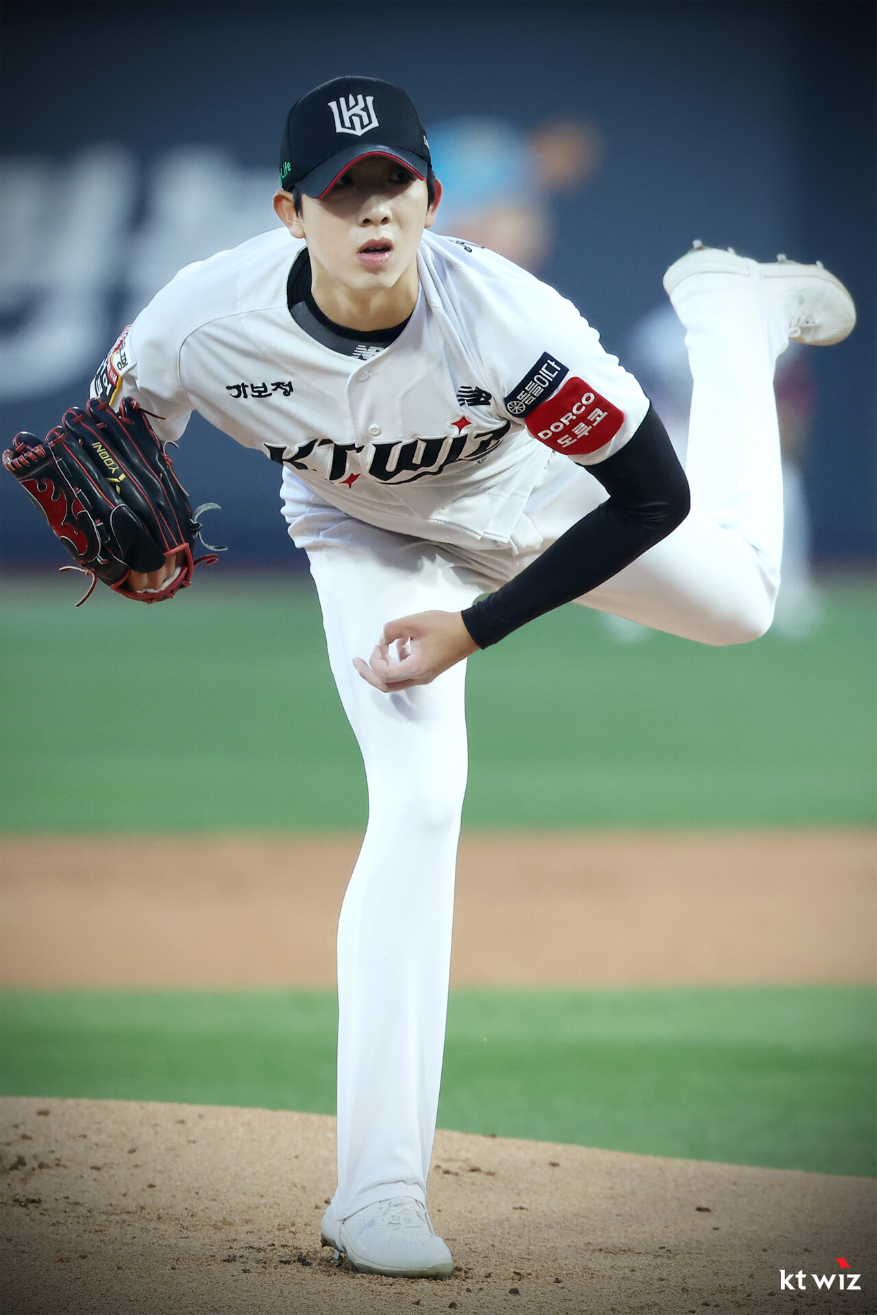 KT 위즈 오원석이 지난 10일 NC 다이노스전에 선발 등판해 투구하고 있다. KT 위즈