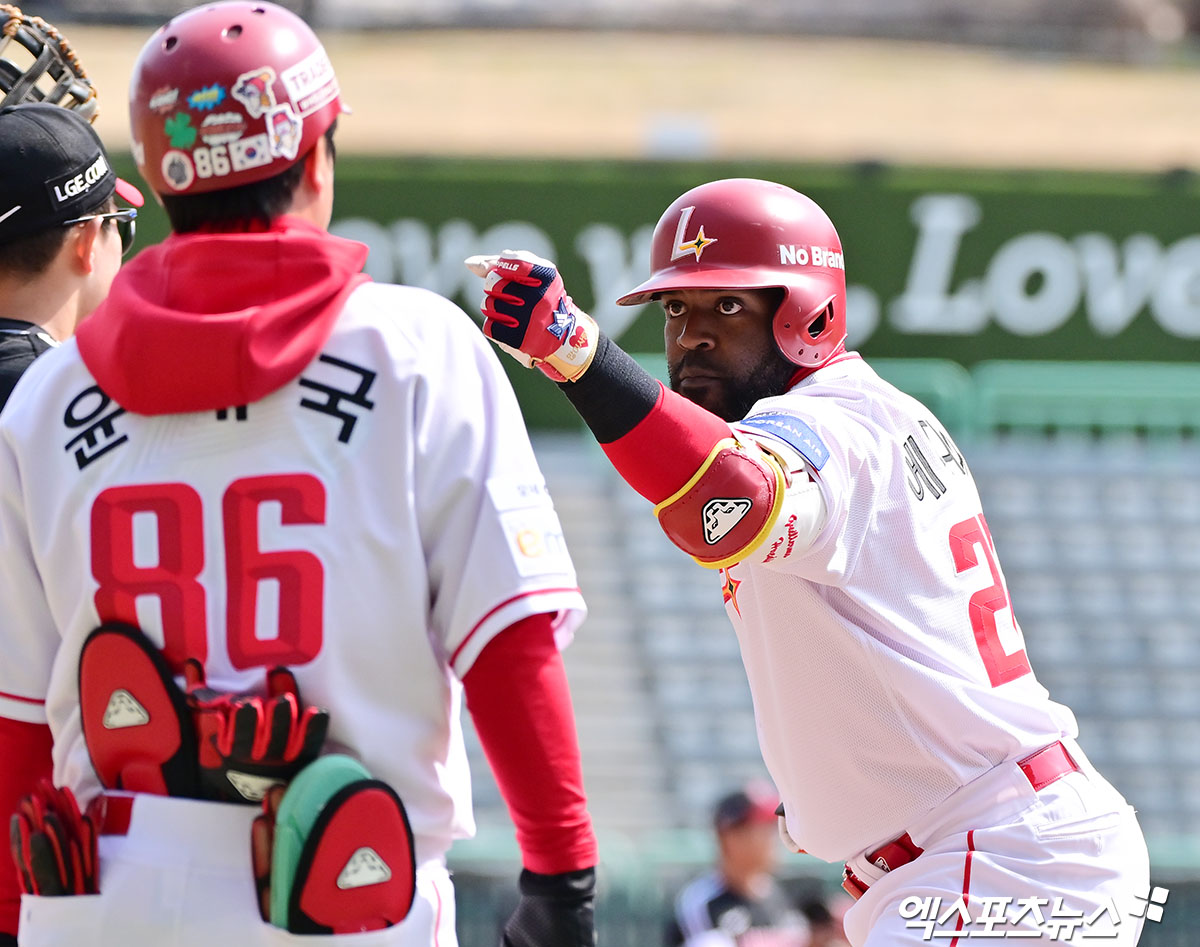 15일 오후 인천SSG랜더스필드에서 열린 '2025 신한 SOL Bank KBO리그' LG 트윈스와 SSG 랜더스의 시범경기, 2회말 SSG 에레디아가 우전안타를 날린 후 세리머니를 하고 있다. 엑스포츠뉴스 DB