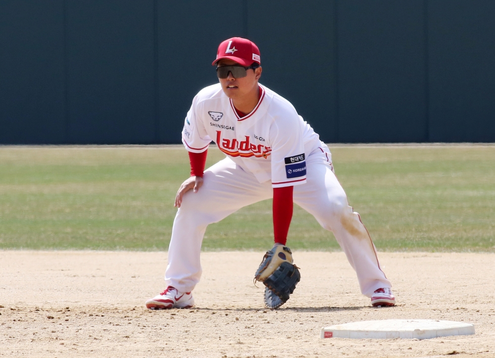 11일 오후 광주-KIA챔피언스필드에서 열리는 '2025 신한 SOL Bank KBO리그' SSG 랜더스와 KIA 타이거즈의 경기, 이날 경기를 앞두고 1군에 콜업된 SSG 내야수 현원회가 8번 지명타자로 선발 출전한다. SSG 랜더스