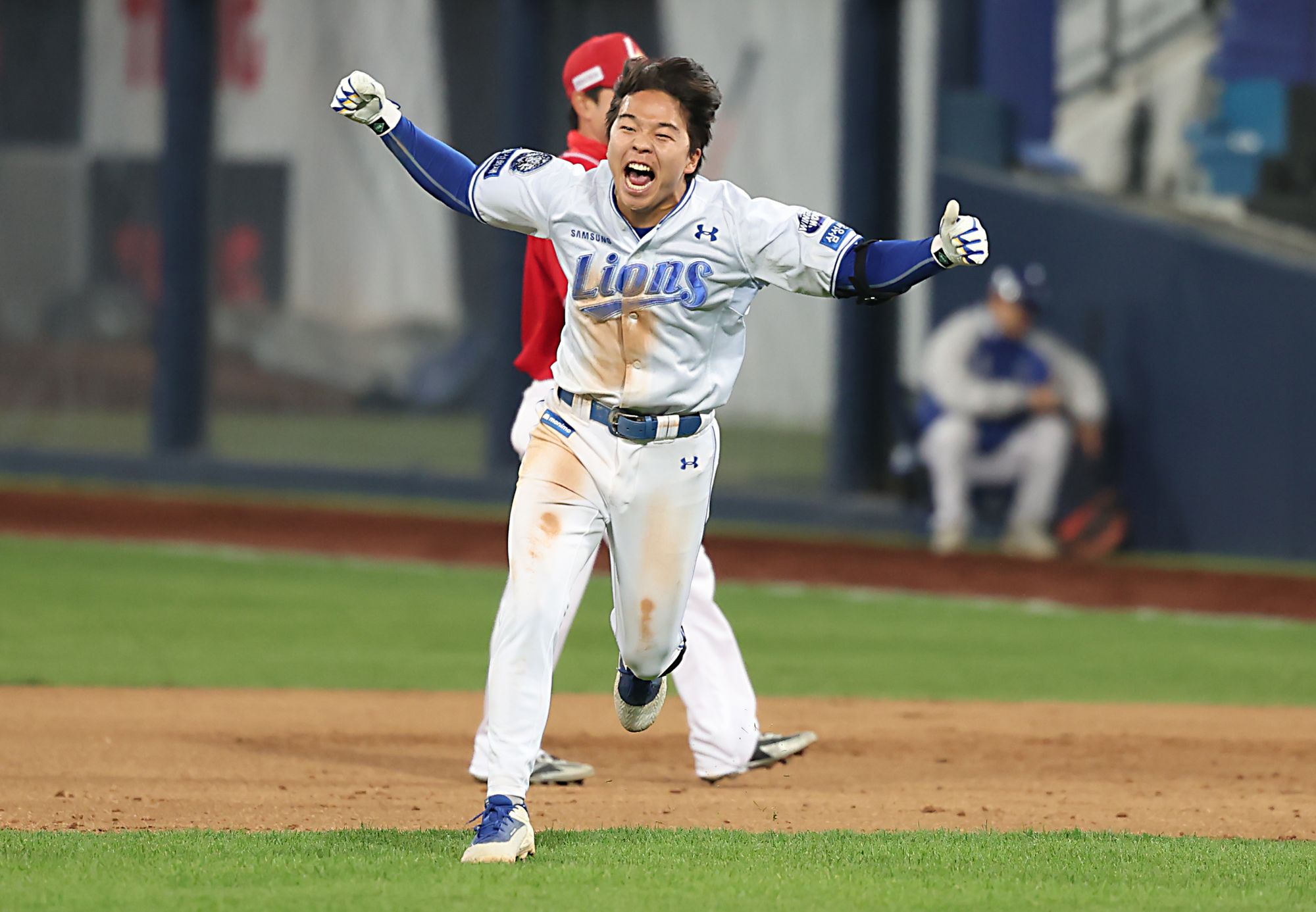 삼성 라이온즈 양도근이 지난 10일 대구 SSG 랜더스전에서 끝내기 안타를 친 뒤 세리머니하고 있다. 삼성 라이온즈
