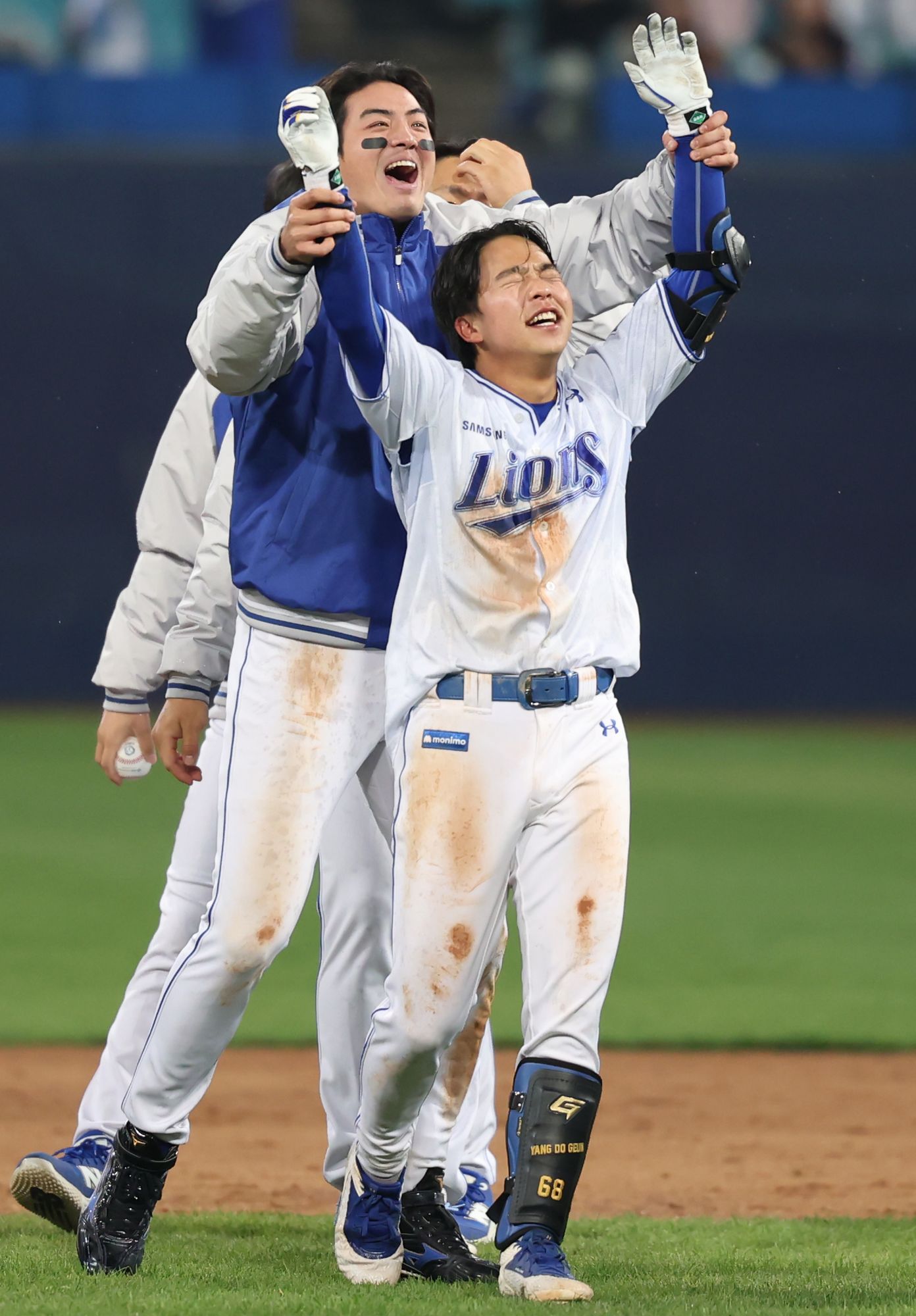 삼성 라이온즈 양도근이 지난 10일 대구 SSG 랜더스전에서 끝내기 안타를 친 뒤 주장 구자욱과 세리머니하고 있다. 삼성 라이온즈