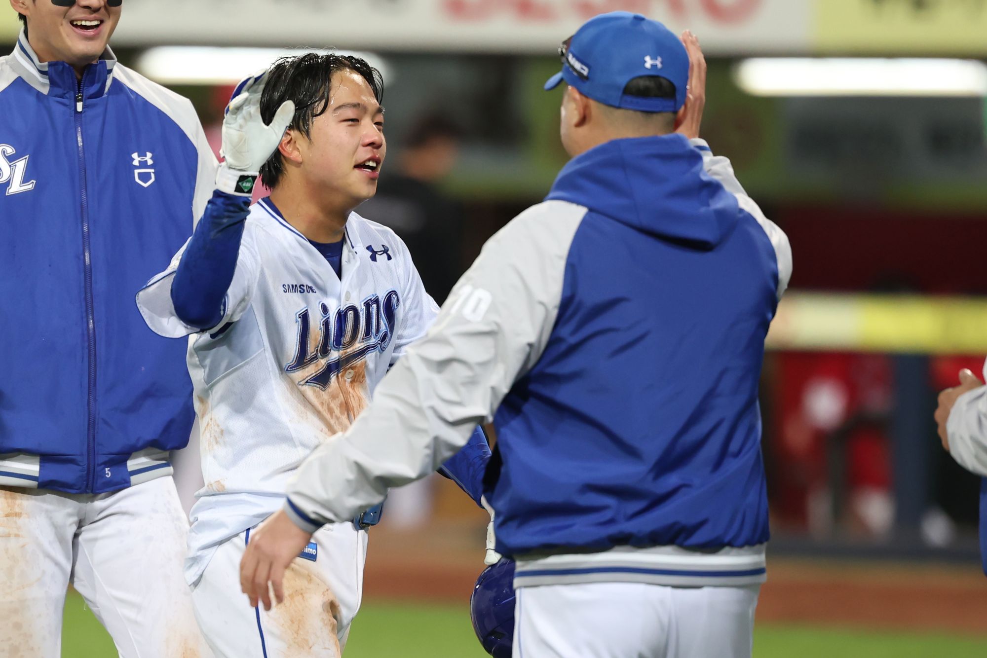 삼성 라이온즈 양도근이 지난 10일 대구 SSG 랜더스전에서 끝내기 안타를 친 뒤 승리 후 박진만 감독과 하이파이브하고 있다. 삼성 라이온즈