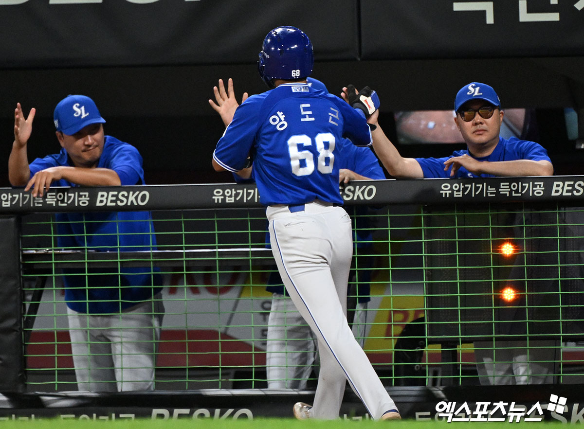 삼성 라이온즈 양도근이 경기에 출전해 득점 후 축하 받고 있다. 엑스포츠뉴스 DB