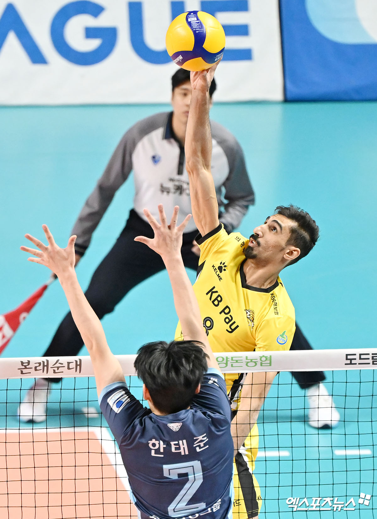 26일 오후 서울 장충체육관에서 열린 ‘도드람 2024-2025 V-리그’ 우리카드와 KB손해보험의 경기, KB손해보험 야쿱이 공격을 시도하고 있다. 엑스포츠뉴스 DB