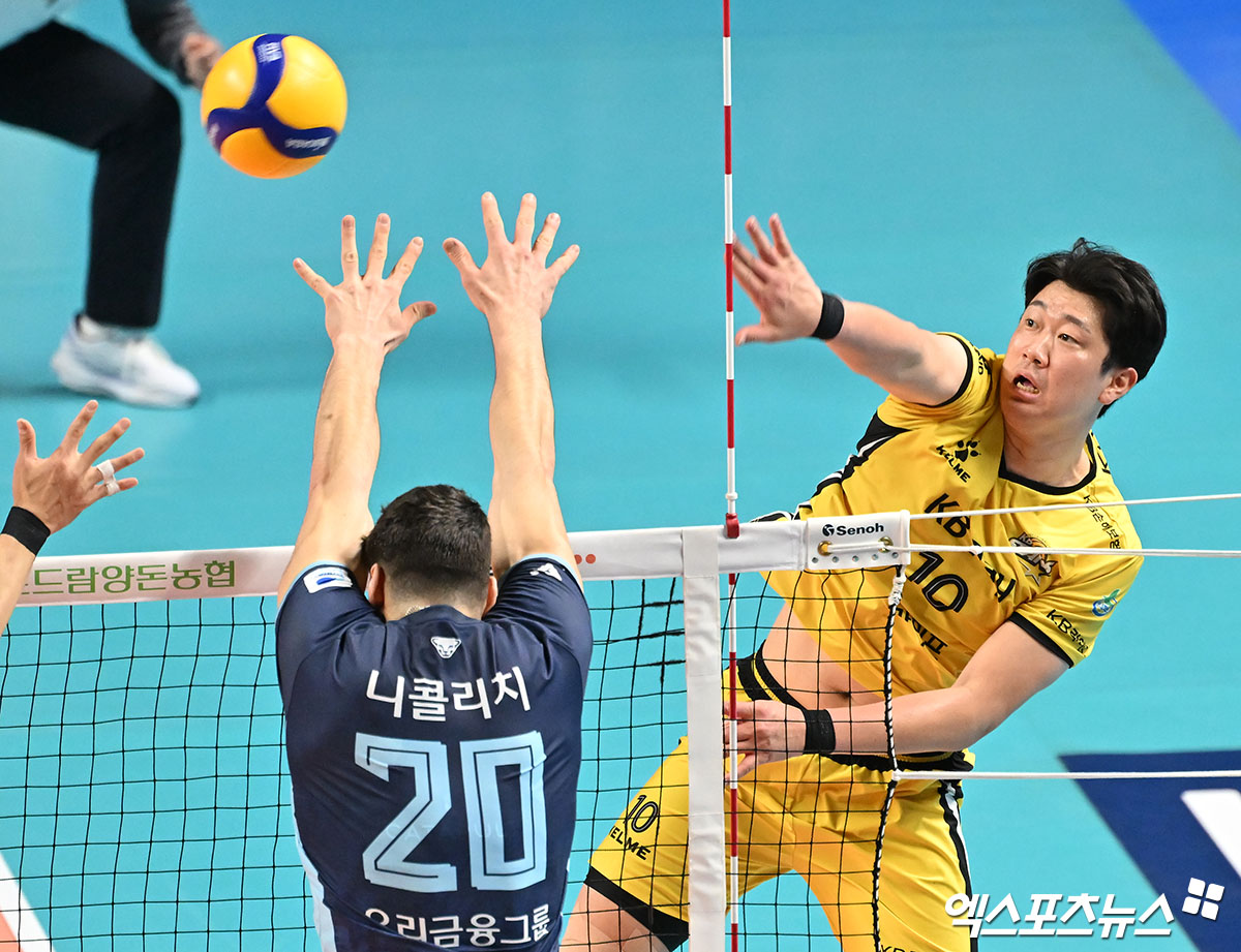 KB손해보험 나경복이 올해 정규리그 경기에서 공격하고 있다. 엑스포츠뉴스 DB