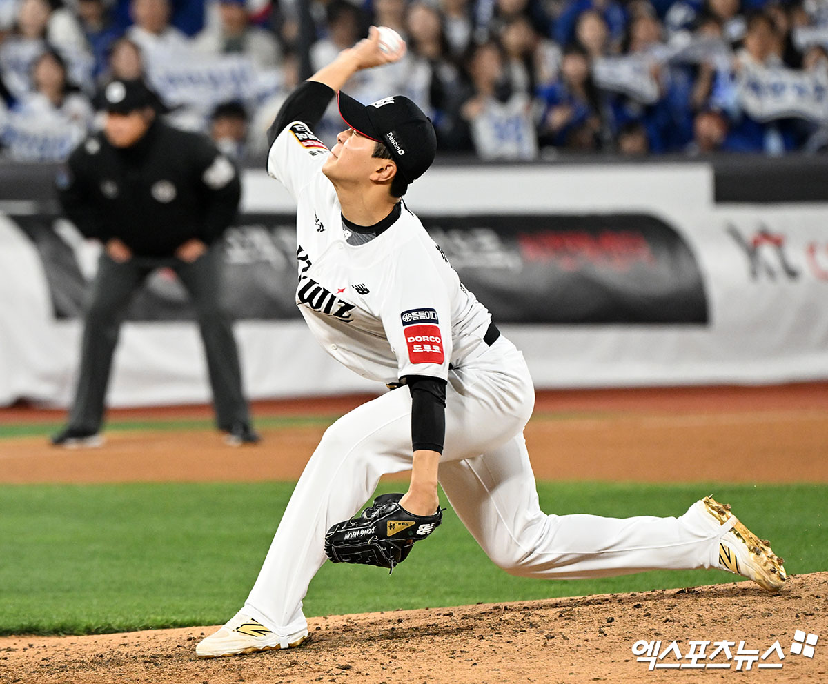 11일 오후 수원KT위즈파크에서 열린 2025 신한 SOL Bank KBO리그 삼성 라이온즈와 KT 위즈의 경기, 8회초 KT 손동현이 공을 힘차게 던지고 있다. 엑스포츠뉴스 수원, 김한준 기자