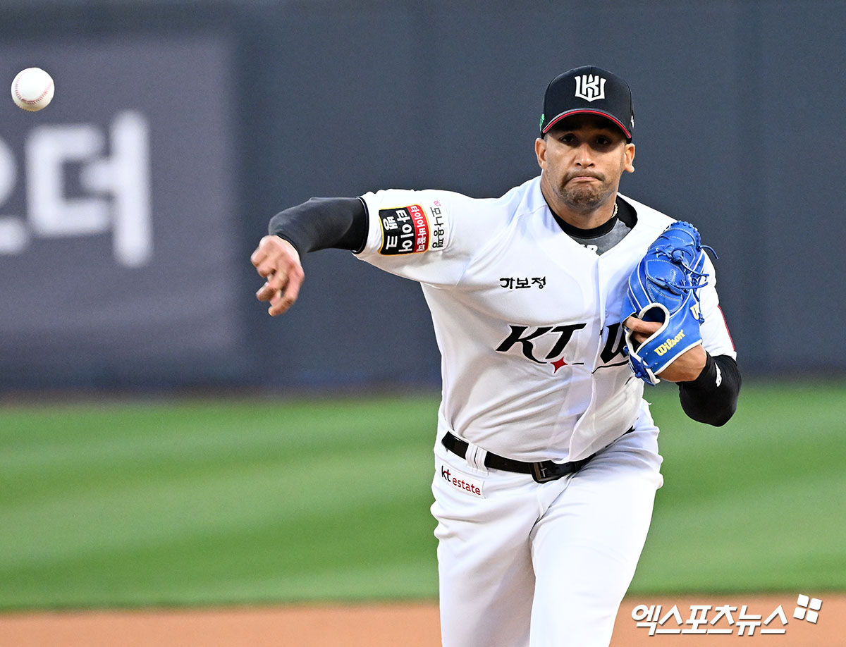 KT 위즈 윌리엄 쿠에바스가 11일 수원 KT위즈파크에서 열린 삼성 라이온즈와의 경기에 선발 등판해 투구하고 있다. 엑스포츠뉴스 수원, 김한준 기자