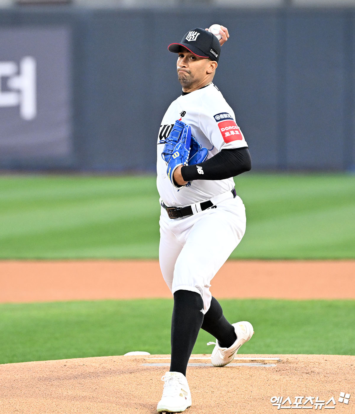 KT 위즈 윌리엄 쿠에바스가 11일 수원 KT위즈파크에서 열린 삼성 라이온즈와의 경기에 선발 등판해 투구하고 있다. 엑스포츠뉴스 수원, 김한준 기자