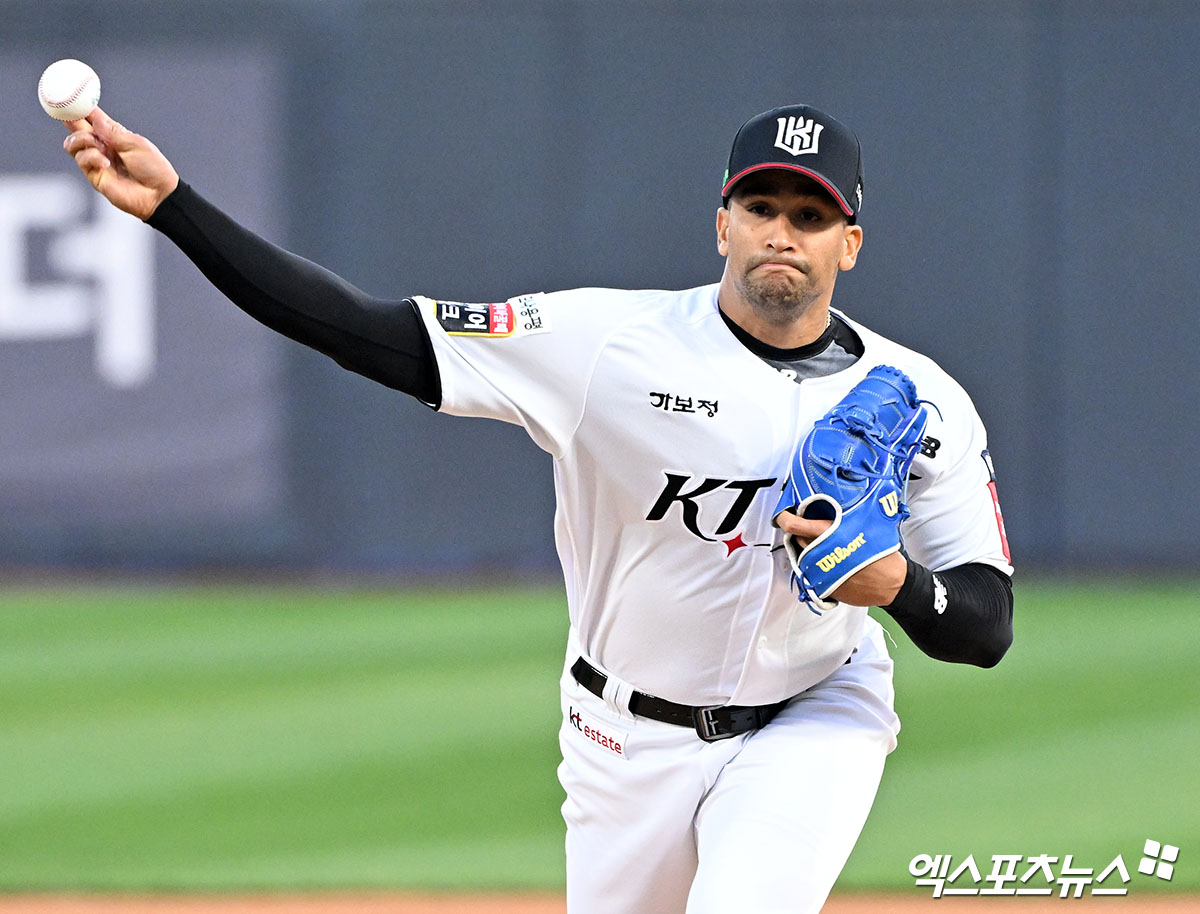 KT 위즈 윌리엄 쿠에바스가 11일 수원 KT위즈파크에서 열린 삼성 라이온즈와의 경기에 선발 등판해 투구하고 있다. 엑스포츠뉴스 수원, 김한준 기자
