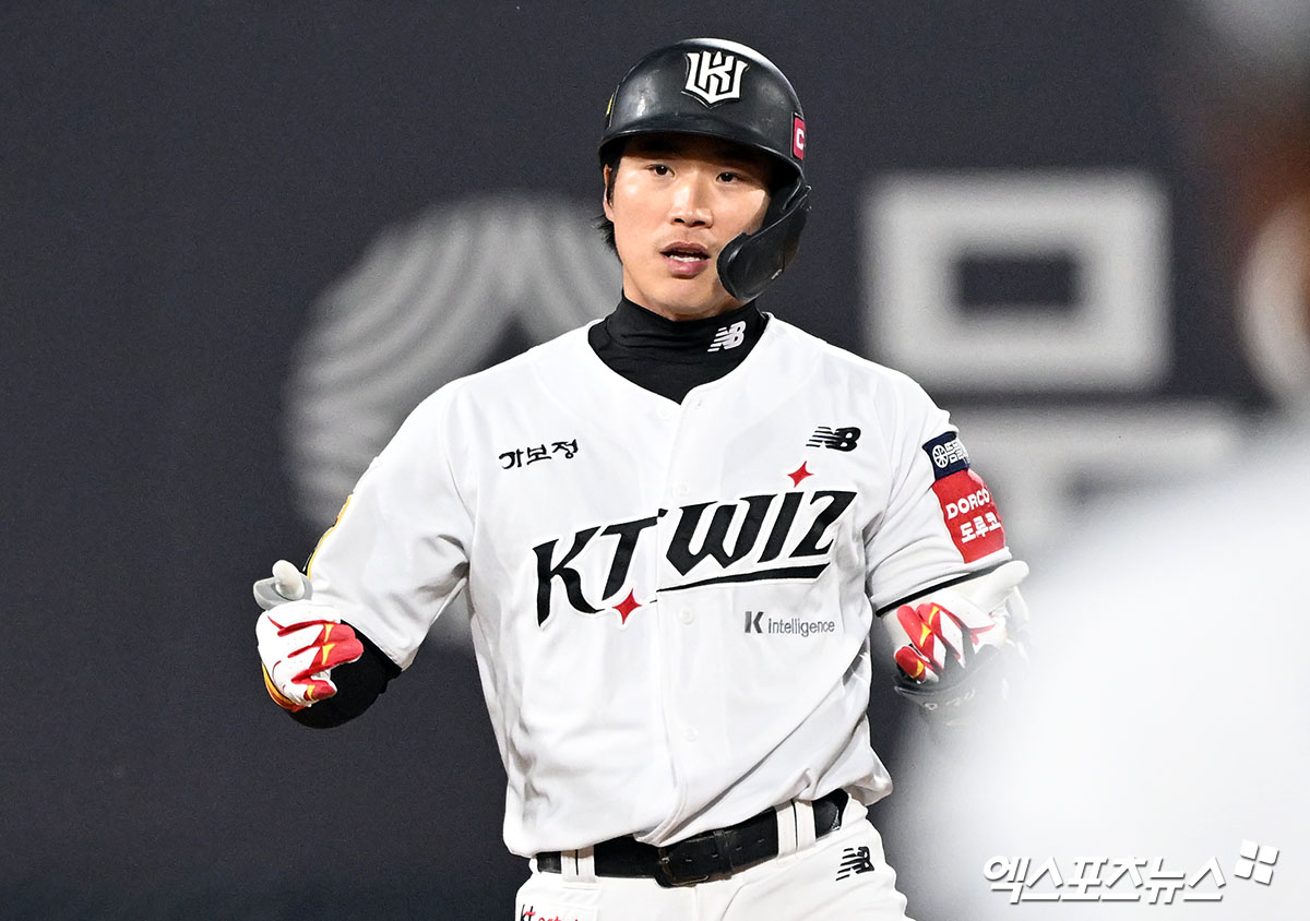 KT 위즈 장준원이 11일 수원 KT위즈파크에서 열린 삼성 라이온즈와의 경기에서 안타를 친 뒤 세리머니하고 있다. 엑스포츠뉴스 수원, 김한준 기자