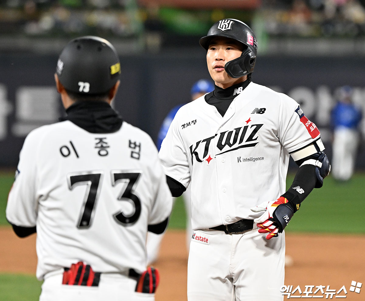 KT 위즈 장준원이 11일 수원 KT위즈파크에서 열린 삼성 라이온즈와의 경기에서 출루 후 숨을 고르고 있다. 엑스포츠뉴스 수원, 김한준 기자