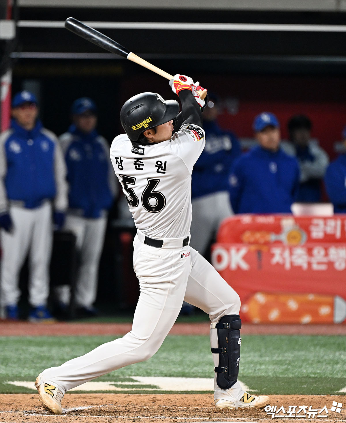 KT 위즈 장준원이 11일 수원 KT위즈파크에서 열린 삼성 라이온즈와의 경기에서 타격하고 있다. 엑스포츠뉴스 수원, 김한준 기자