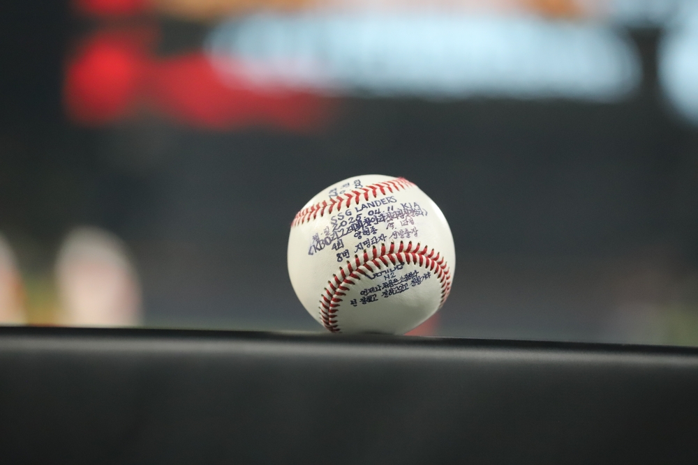 11일 오후 광주-KIA챔피언스필드에서 열린 '2025 신한 SOL Bank KBO리그' SSG 랜더스와 KIA 타이거즈의 경기, SSG가 9:3으로 승리하면서 3연전 첫 경기를 승리로 장식했다. 8번 지명타자로 선발 출전한 현원회는 3타수 1안타 2타점 1볼넷을 기록했다. SSG 랜더스